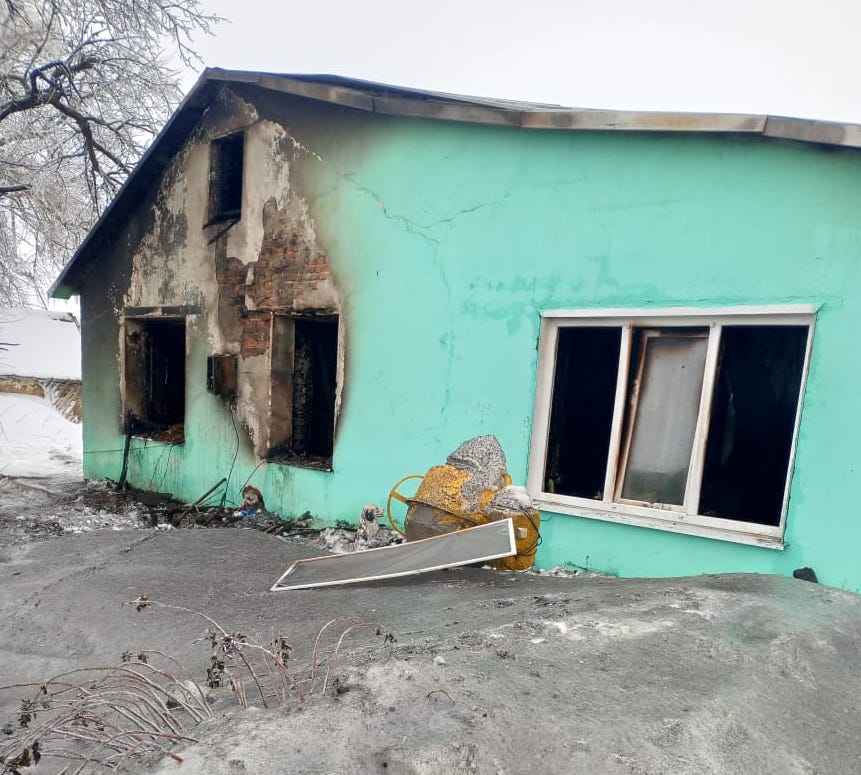 «Когда с мужем вернулись с работы, то увидели одни стены»: многодетные просят помощи в восстановлении сгоревшего дома